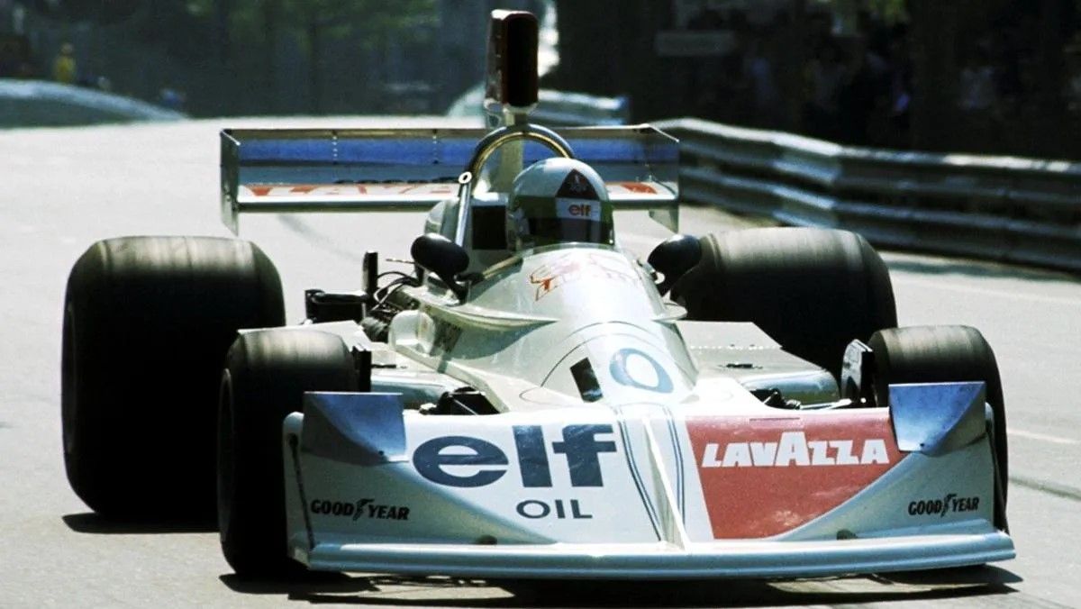 Lella finalizó sexta en el GP de España de 1975 con este March 751-Cosworth. Como el GP estaba pactado a 70 vueltas y no se había completado el 66% del recorrido, solo se repartió la mitad de los puntos. Lombardi –que tenía 34 años– solo sumó media unidad y se convirtió en la primera y única mujer que, hasta hoy, puntuó en el Mundial desde su creación en 1950.