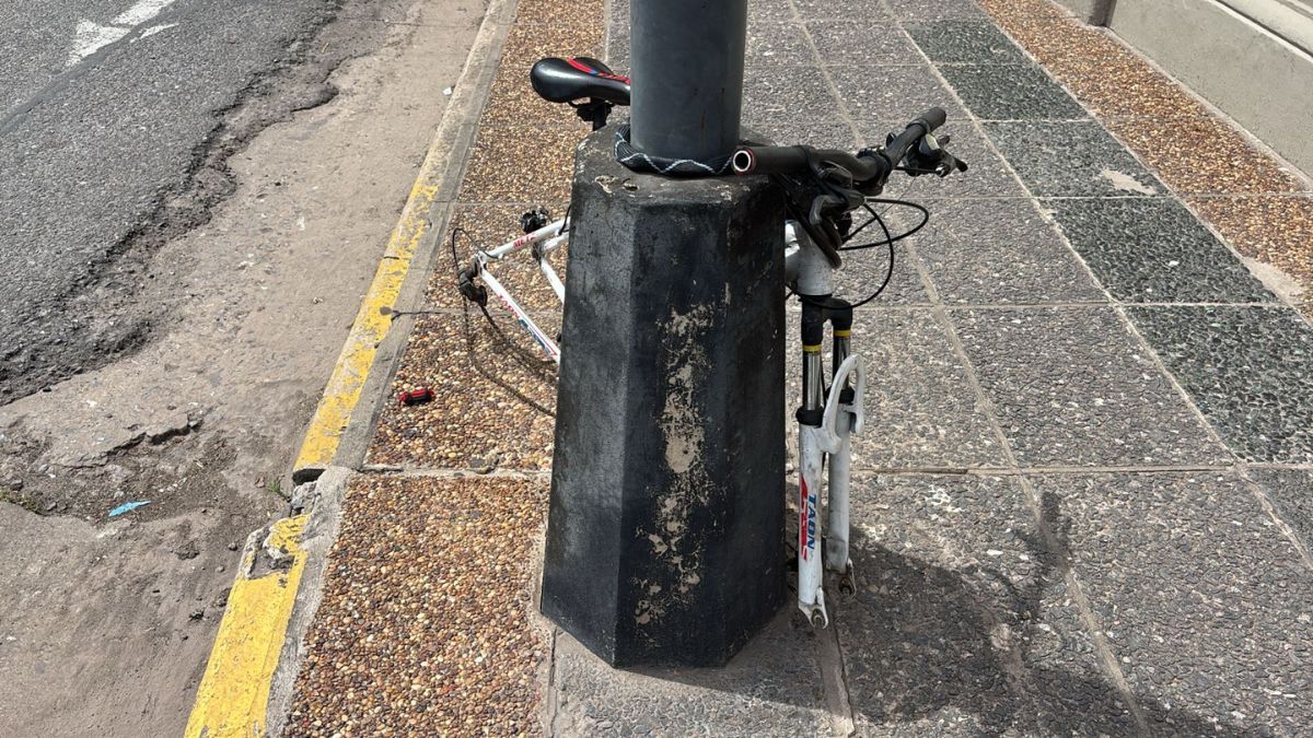 En la esquina de Supacha y Urquiza, solo está atado el marco. En la esquina de Supacha y Urquiza, solo está atado el marco.