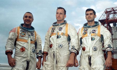 Los astronautas Grissom, White y Chaffee se paran cerca del complejo de lanzamiento 34 de Cabo Cañaveral durante el entrenamiento para el Apolo 1 en enero de 1967. En la cápsula morirían a causa de un incendio después.
