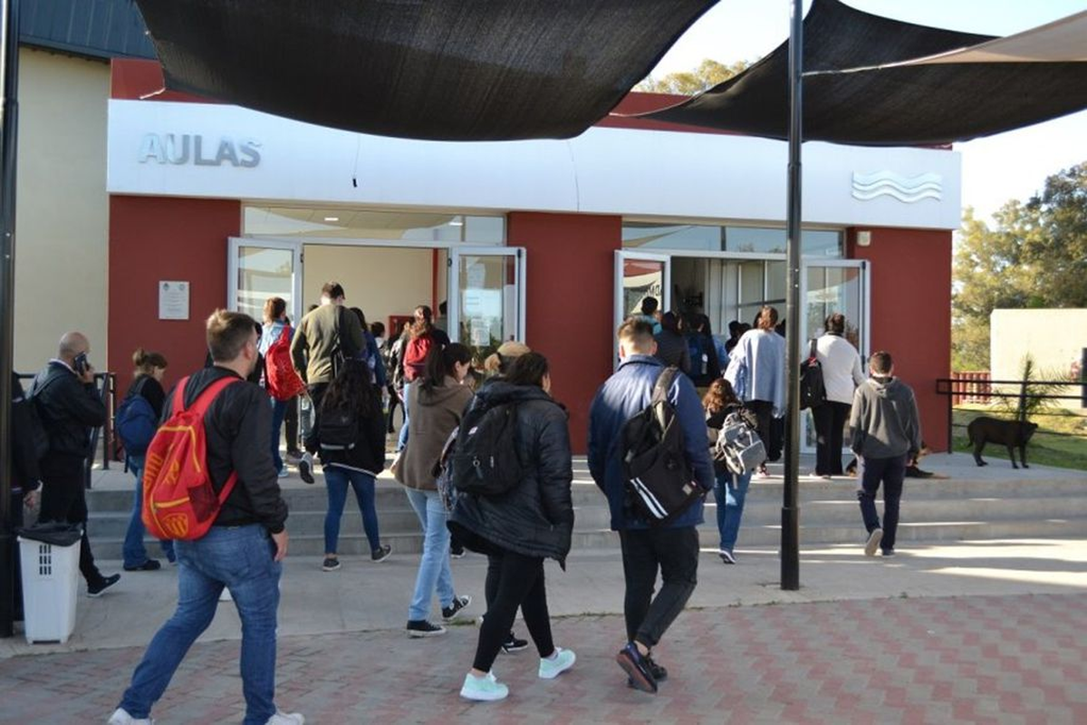 Un joven estudiante viajó desde Córdoba y acampó frente a Universidad Nacional de Entre Ríos para rendir un examen presencial (Foto Pagina web de la Facultad de Bramatología)