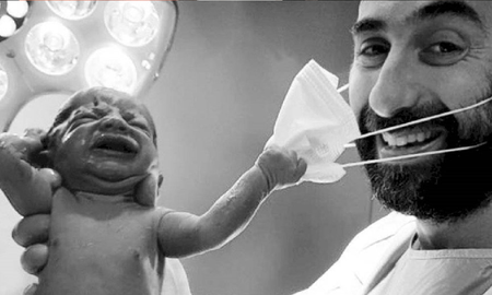 La foto de la esperanza: el bebé recién nacido que le quita el barbijo al médico La foto de la esperanza: el bebé recién nacido que le quita el barbijo al médico