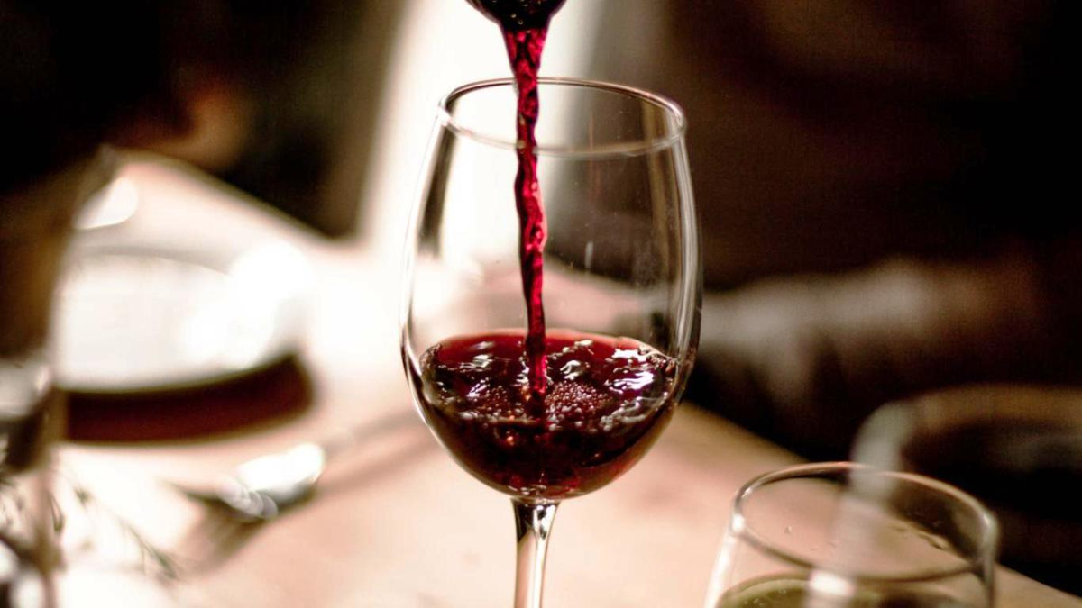 El vino tinto cuenta con numerosas propiedades espirituales. El vino tinto cuenta con numerosas propiedades espirituales.