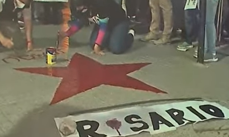 Una cruz roja en Rosario recuerda a Joaquín Pérez, asesinado por delincuentes para robarle el auto. Una cruz roja en Rosario recuerda a Joaquín Pérez, asesinado por delincuentes para robarle el auto.