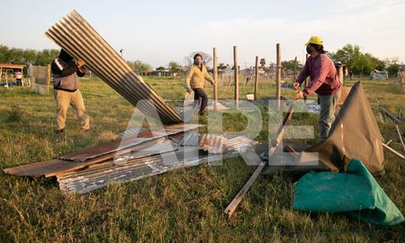 Personal contratado por las autoridades desarmando las casas precarias deshabitadas en el terreno federal usurpado en el norte de la ciudad en el 2020. Personal contratado por las autoridades desarmando las casas precarias deshabitadas en el terreno federal usurpado en el norte de la ciudad en el 2020.