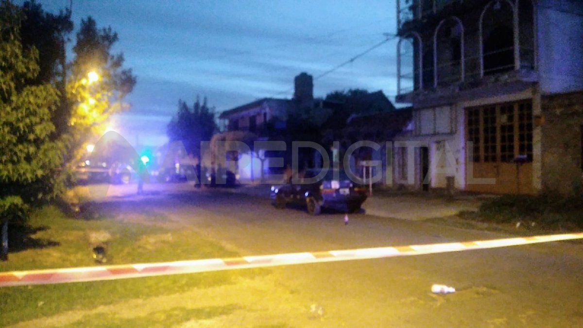 En el ataque a la cochería Colonial de Rosario terminaron seis personas heridas.