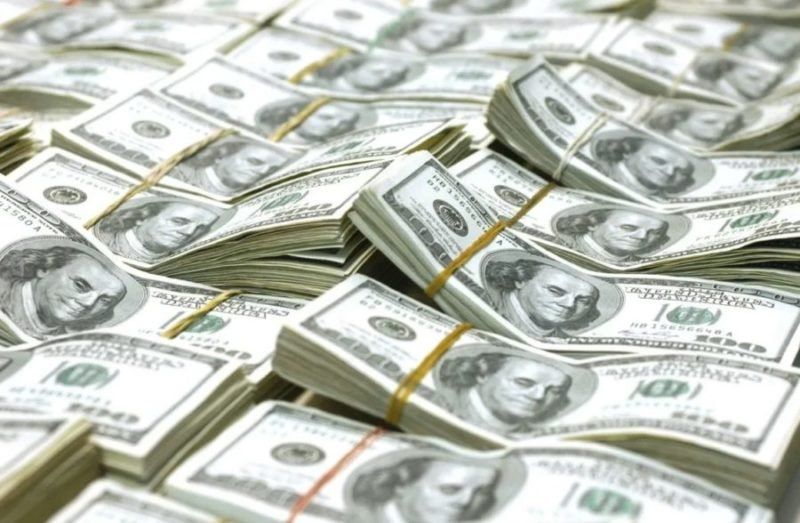 En un mes, los argentinos retiraron casi 10.000 millones de dólares de los bancos