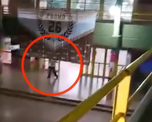 El tirador Gino C., cuando disparó y mató a un alumno en la escuela Mariano Moreno. El tirador Gino C., cuando disparó y mató a un alumno en la escuela Mariano Moreno.