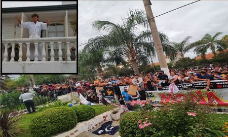 La Mona Jiménez en riesgo: sin distanciamiento social, una multitud se agolpó frente a la casa para saludarlo La Mona Jiménez en riesgo: sin distanciamiento social, una multitud se agolpó frente a la casa para saludarlo
