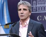 El ministro de Economía, Luis Caputo, detalló los puntos centrales del anuncio sobre la baja de retenciones para el campo y la industria. El ministro de Economía, Luis Caputo, detalló los puntos centrales del anuncio sobre la baja de retenciones para el campo y la industria.