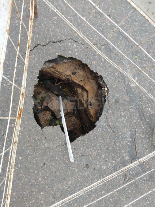 El socavón se formó sobre el lado izquierdo de la calzada y tiene un corralito a su alrededor.