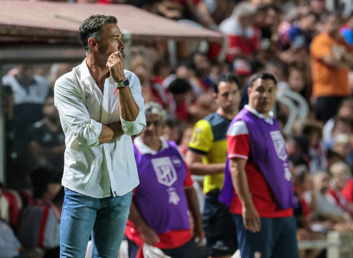 Franco Pardo vio la roja pero no fue el único. Kily González fue expulsado por protestar.