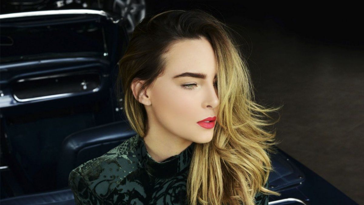 La cantante dejó atrás su característica cabellera rubia y hasta el color de sus ojos. Ahora es partidaria del castaño. &nbsp;