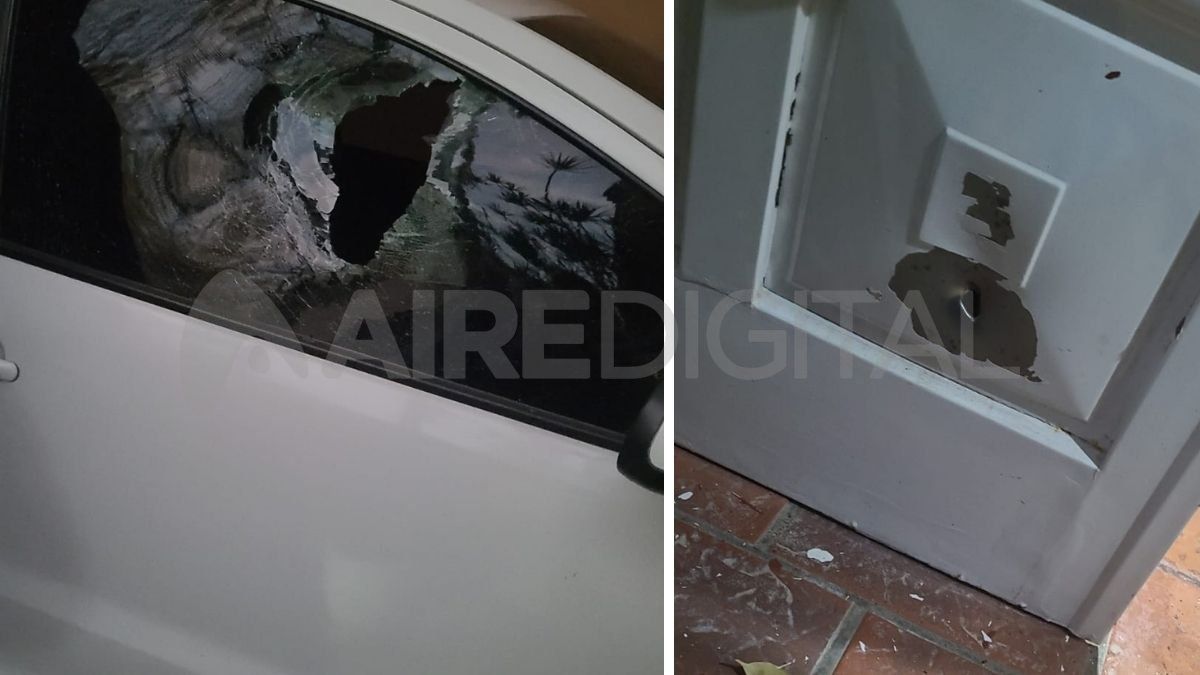 Los balazos destrozaron uno de los vidrios del auto y la parte inferior de la puerta de entrada.