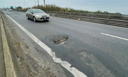 Los arreglos comenzaron luego de AIRE expusiera el mal estado de las juntas en los puentes aliviadores de la Ruta 168. Los arreglos comenzaron luego de AIRE expusiera el mal estado de las juntas en los puentes aliviadores de la Ruta 168.