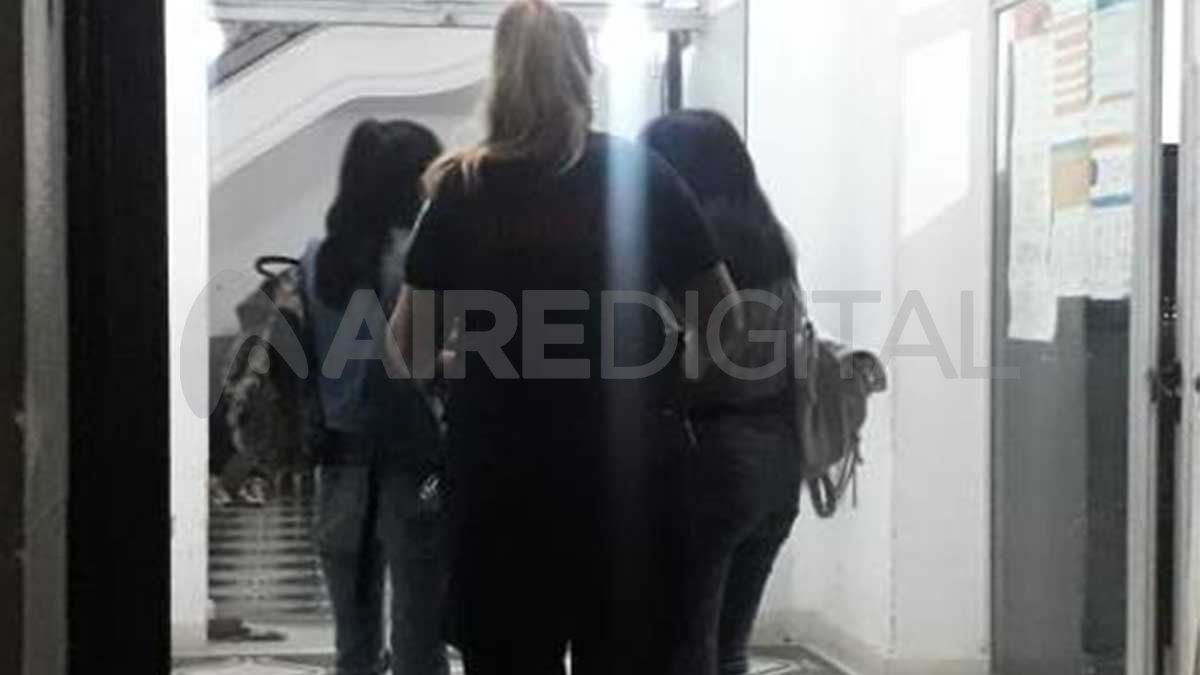 Detuvieron a dos jóvenes con tres armas blancas en pleno Bulevar Pellegrini