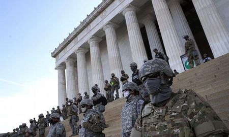 Trump consideró que está todo está perfectamente bajo control, por lo que ordenó el inicio de la retirada de la Guardia Nacional de Washington. Trump consideró que está todo está perfectamente bajo control, por lo que ordenó el inicio de la retirada de la Guardia Nacional de Washington.