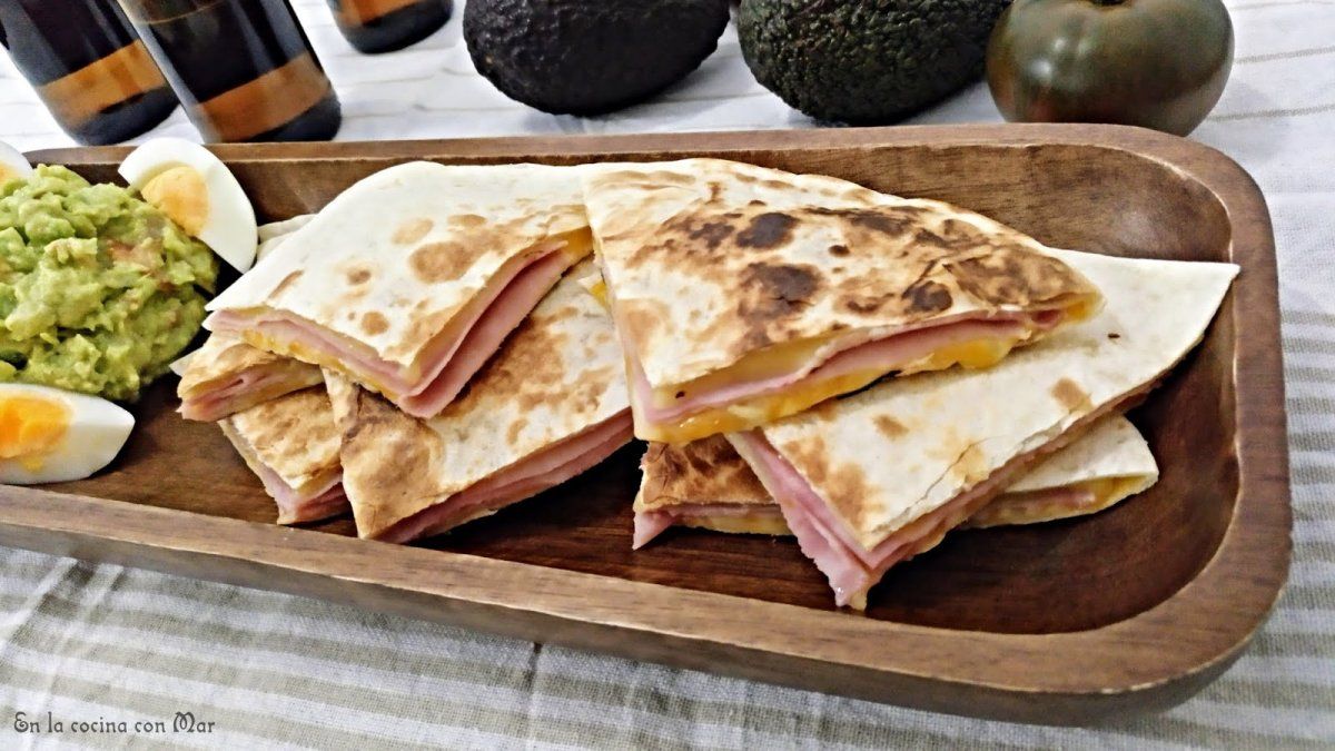 Quesadillas de jam&oacute;n y queso acompa&ntilde;adas con guacamole. Ideal para la merienda.
