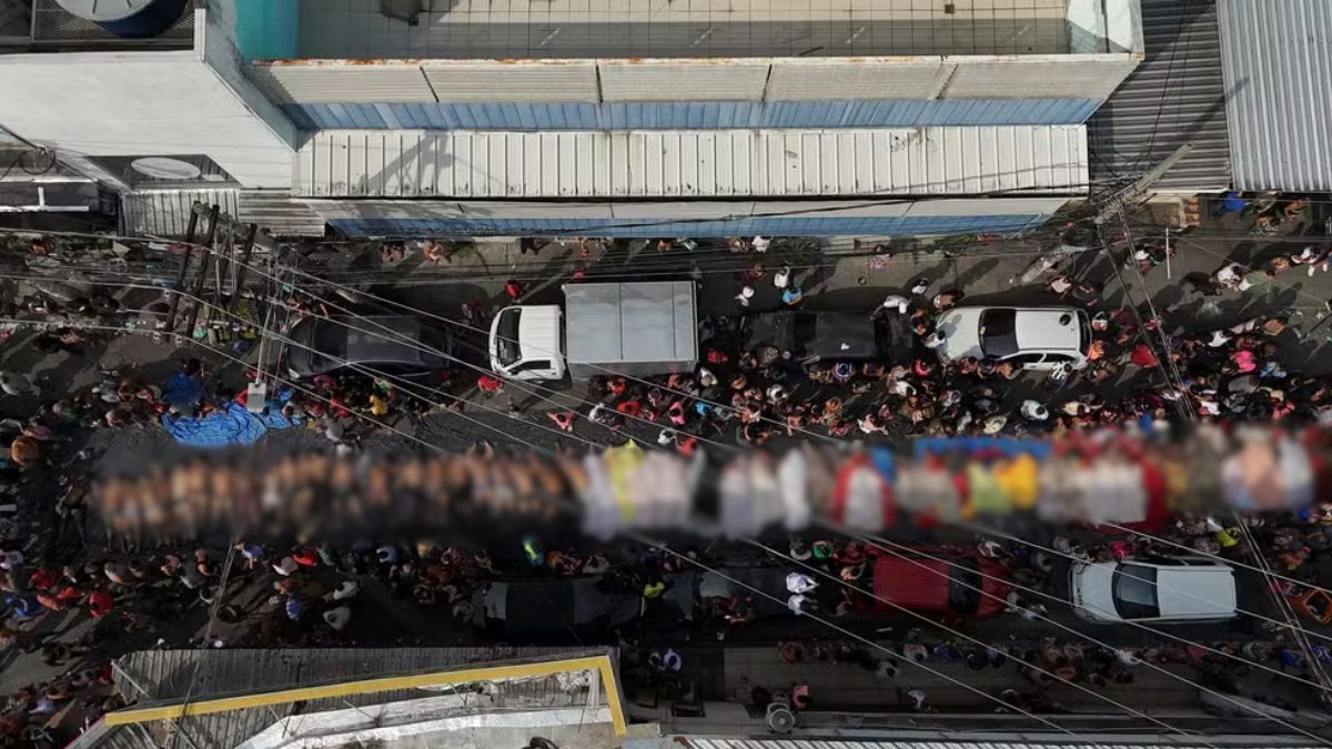 Más de 70 cuerpos fueron llevados por los vecinos para su reconocimiento en una plaza del barrio Penha. Más de 70 cuerpos fueron llevados por los vecinos para su reconocimiento en una plaza del barrio Penha.