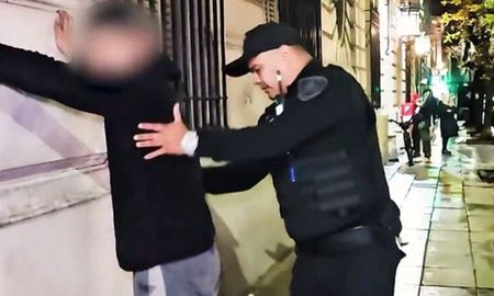 Policías porteños controlan a quienes revisan contenedores en la vía pública. Policías porteños controlan a quienes revisan contenedores en la vía pública.