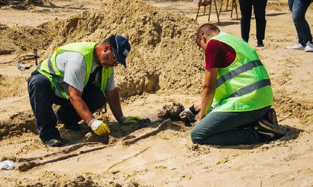 Dos arqueólogos estudian uno de los esqueletos hallados en el sudeste de Polonia Dos arqueólogos estudian uno de los esqueletos hallados en el sudeste de Polonia