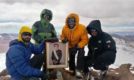 Escalaron más de 6700 metros con una foto de Carlos Menem Escalaron más de 6700 metros con una foto de Carlos Menem