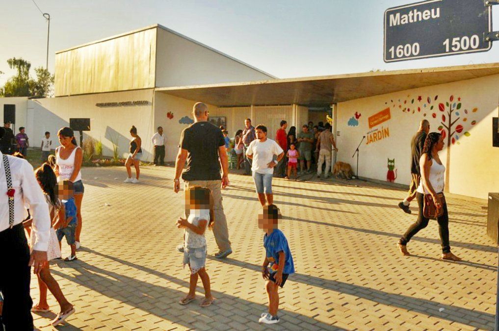 Corral admitió que repartieron propaganda política en jardines