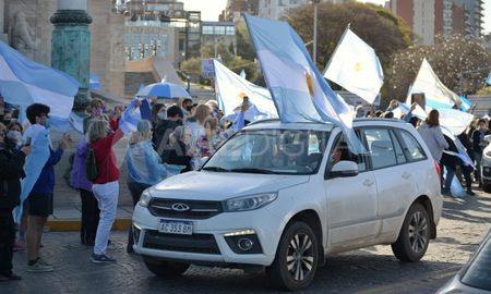 Los reporteros gráficos de la agencia Télam y diario La Nación Sebastián Granata y Marcelo Manera fueron amenazados de muerte durante una manifestación realizada en Rosario Los reporteros gráficos de la agencia Télam y diario La Nación Sebastián Granata y Marcelo Manera fueron amenazados de muerte durante una manifestación realizada en Rosario