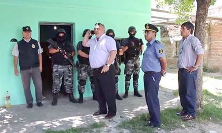Ricardo Colombi, el entonces gobernador de Corrientes, viajó hasta Goya para interrumpir los allanamientos que hizo la Policía de Santa Fe el 20 de diciembre del 2016. Ricardo Colombi, el entonces gobernador de Corrientes, viajó hasta Goya para interrumpir los allanamientos que hizo la Policía de Santa Fe el 20 de diciembre del 2016.