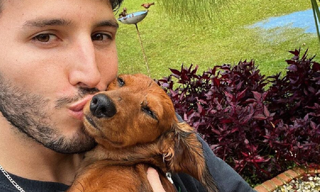 Fotos y videos: Sebastián Yatra tiene un enorme jardín con cancha de fútbol Fotos y videos: Sebastián Yatra tiene un enorme jardín con cancha de fútbol