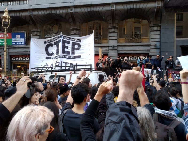 Chilenos residentes en Argentina y grupos de izquierda protestaron ante el Consulado en Buenos Aires
