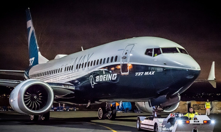 Una joven se enamoró de un avión Boeing 737 y tiene relaciones con un modelo a escala Una joven se enamoró de un avión Boeing 737 y tiene relaciones con un modelo a escala