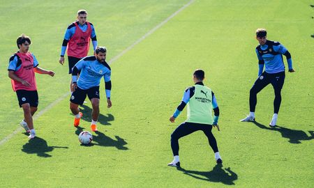 Después de tres meses, el Kun Agüero volvió a entrenar con el resto del plantel del Manchester City. Después de tres meses, el Kun Agüero volvió a entrenar con el resto del plantel del Manchester City.