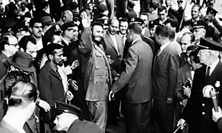 Lo primero que hace Fidel Castro luego del triunfo de la Revolución es viajar a Estados Unidos. Lo primero que hace Fidel Castro luego del triunfo de la Revolución es viajar a Estados Unidos.