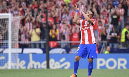 Según el portal Sky Sports, Suárez, quien está libre en el mercado de pases desde que dejó el Atlético de Madrid de España, podría ser el recambio de Haller, de 28 años y proveniente del Ajax de Países Bajos. Según el portal Sky Sports, Suárez, quien está libre en el mercado de pases desde que dejó el Atlético de Madrid de España, podría ser el recambio de Haller, de 28 años y proveniente del Ajax de Países Bajos.
