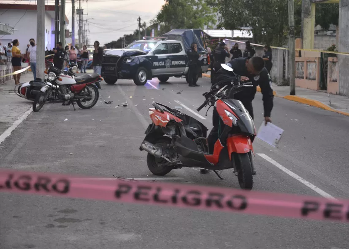 Dos j&oacute;venes de Bah&iacute;a Blanca fueron embestidos por una camioneta policial en Cozumel, M&eacute;xico, y se encuentran muy delicados de salud.