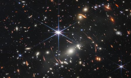 El telescopio espacial James Webb de la Nasa ha producido la imagen infrarroja más profunda y nítida del universo distante hasta la fecha. Conocida como el primer campo profundo de Webb, esta imagen del cúmulo de galaxias SMACS 0723 está repleta de detalles. El telescopio espacial James Webb de la Nasa ha producido la imagen infrarroja más profunda y nítida del universo distante hasta la fecha. Conocida como el primer campo profundo de Webb, esta imagen del cúmulo de galaxias SMACS 0723 está repleta de detalles.