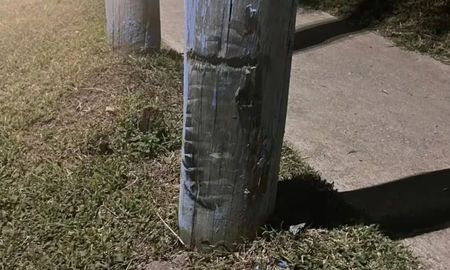 La menor chocó contra un poste mientras manejaba una moto. (Foto: Vía País) La menor chocó contra un poste mientras manejaba una moto. (Foto: Vía País)
