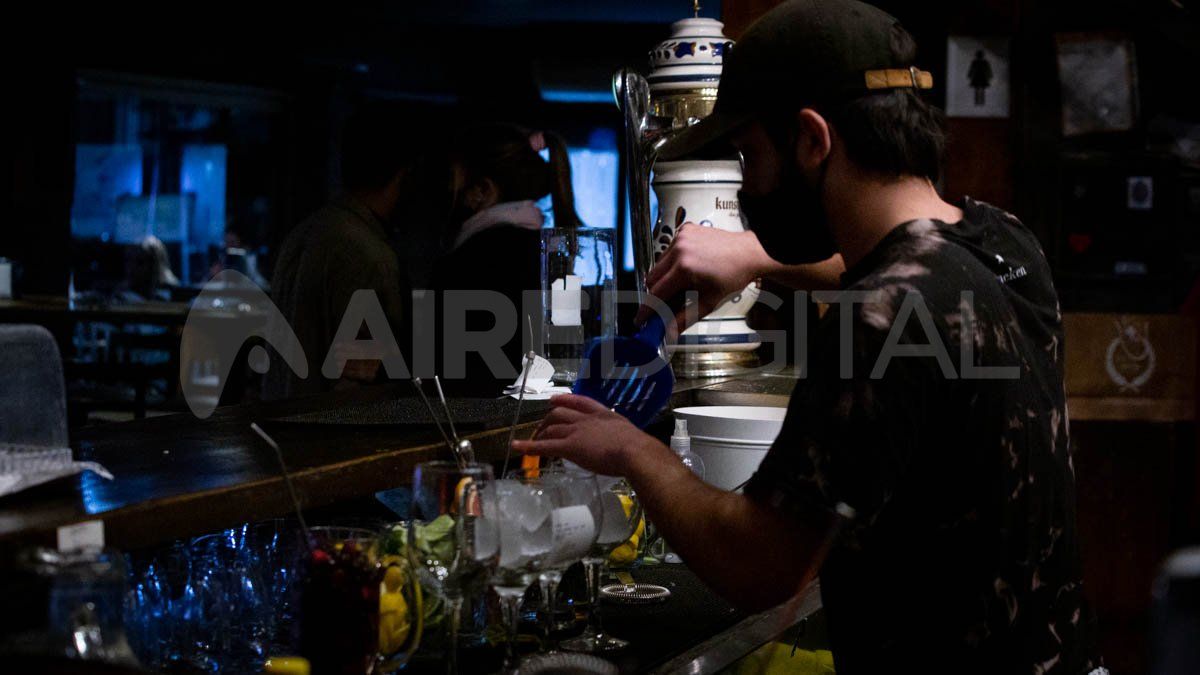 Bares, restaurantes y otros comercios del rubro puede abrir los días jueves, viernes, sábados y víspera de feriados, hasta las 5 horas del día siguiente, y el resto de los días de la semana, hasta las 4 horas del día siguiente.