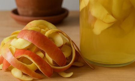 Una técnica casera que reutiliza cáscaras de manzana como fertilizante natural para huertas y plantas. Una técnica casera que reutiliza cáscaras de manzana como fertilizante natural para huertas y plantas.