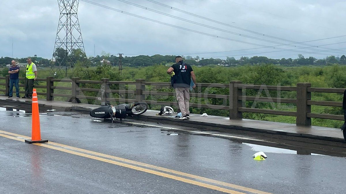 Peritos de la PDI realizaron mediciones en una hondonada del asfalto donde el motociclista perdió el equilibrio. Peritos de la PDI realizaron mediciones en una hondonada del asfalto donde el motociclista perdió el equilibrio.