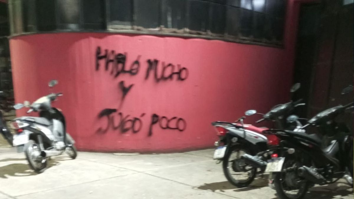 Aparecieron pintadas en Newells y apuntaron contra uno de los ídolos del club: Habló mucho y jugó poco...