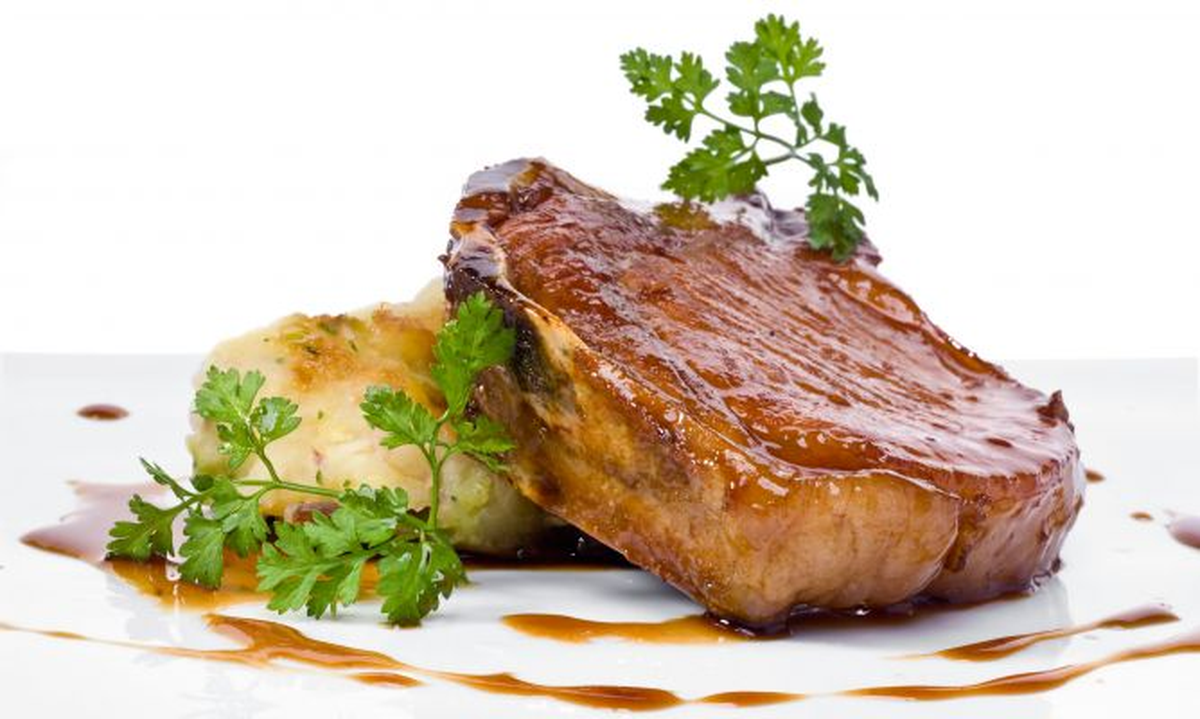 Seguí la receta de Cocineros Argentinos para hacer las mejores costeletas con puré en casa. Seguí la receta de Cocineros Argentinos para hacer las mejores costeletas con puré en casa.