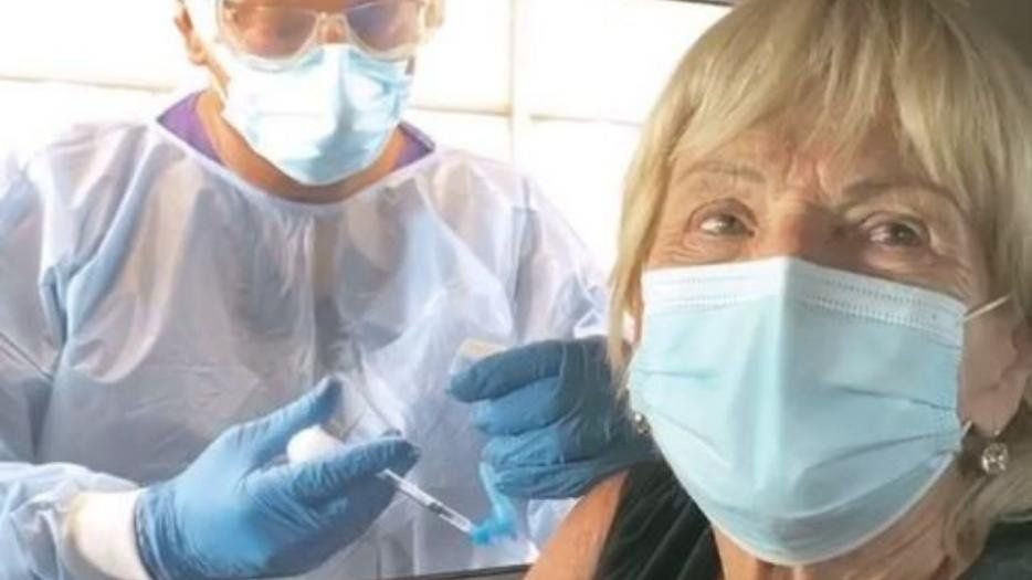 Dora, madre de Yanina Latorre, fue vacuna en enero, en Miami.