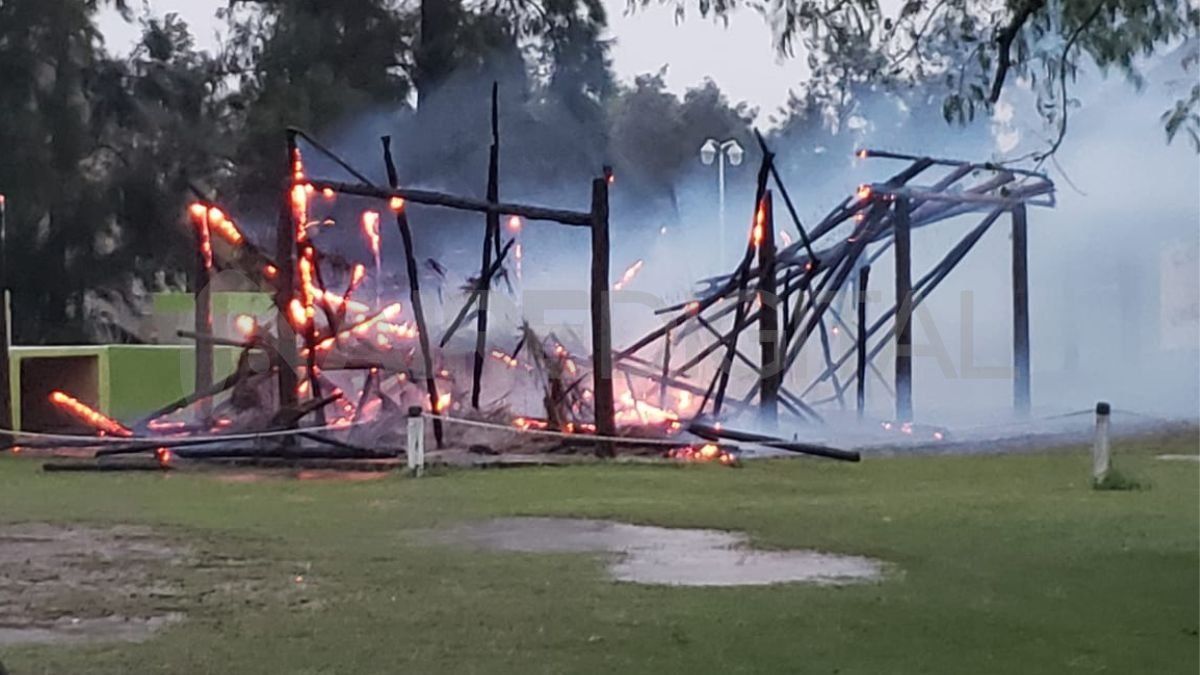 Tostado: cayó un rayo en un club, se desató un incendio y un quincho se consumió por las llamas
