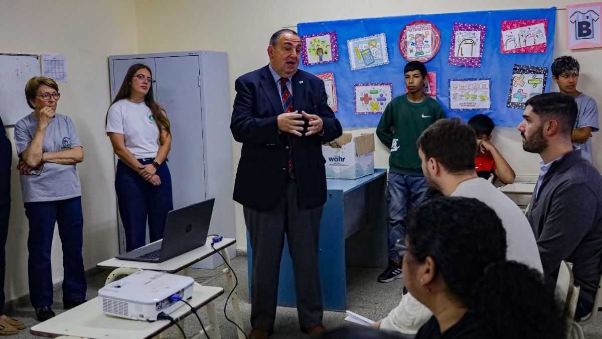 El intendente Juan Pablo Poletti presentó ante los vecinos de Villa del Parque el plan de ampliación de la recolección de residuos a 19 nuevas cuadras del barrio. El intendente Juan Pablo Poletti presentó ante los vecinos de Villa del Parque el plan de ampliación de la recolección de residuos a 19 nuevas cuadras del barrio.