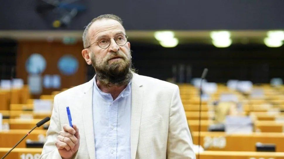 József Szájer, miembro del Parlamento Europeo intentó fugarse. Ahora dejará la vida política