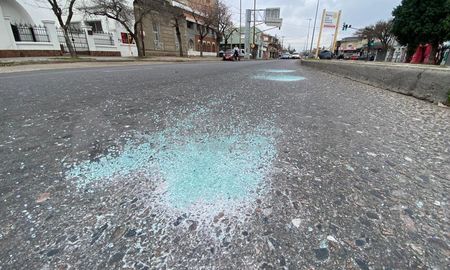 Los vidrios del automóvil quedaron desparramados en la calle luego del robo.