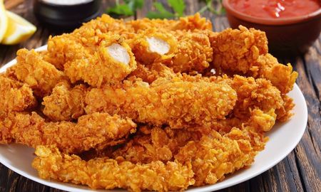 Yony Hung, chef: El pollo frito no lleva huevo, se reboza con esta mezcla de maicena. Yony Hung, chef: El pollo frito no lleva huevo, se reboza con esta mezcla de maicena.