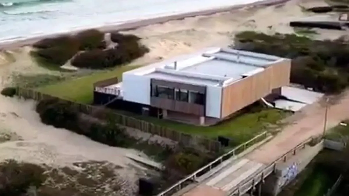 La construcción está desarrollada con el objetivo de aprovechar las inmejorables vistas al mar.