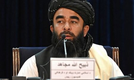 El principal portavoz de los talibanes, Zabihullah Mujahid, en una rueda de prensa en Kabul. (Photo by Wakil Kohsar / AFP)&nbsp;